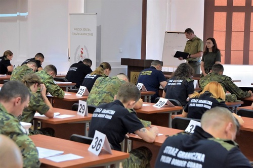  Funkcjonariusze podczas egzaminu pisemnego