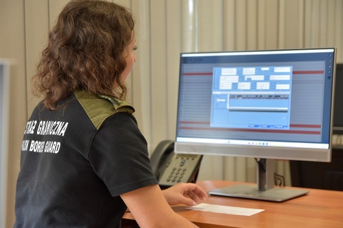  Funkcjonariuszka podczas egzaminu praktycznego przy komputerze