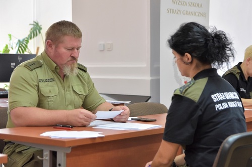  Funkcjonariusze podczas egzaminu praktycznego