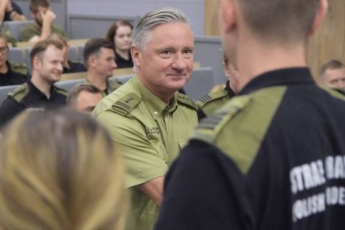  Płk SG Krzysztof Muzyczuk gratulujący funkcjonariuszom