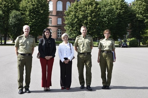  Przedstawiciele WSSG i IOM na tle budynku WSSG