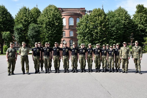  Zdjęcie grupowe funkcjonariuszy podczas zakończenia szkolenia podstawowego