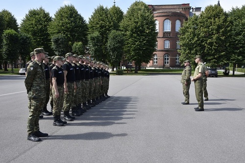  Funkcjonariusze stoją w dwuszeregu podczas zakończenia szkolenia