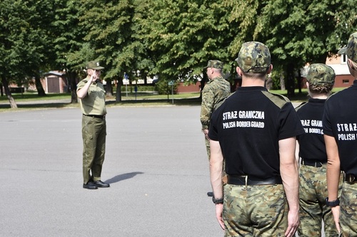  Funkcjonariusze składają meldunek podczas zakończenia szkolenia podstawowego