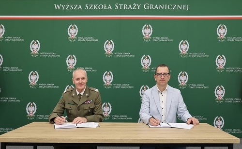  Dyrektorem Liceum Ogólnokształcącego w Tychowie Daniel Wach wraz z Rektorem-Komendantem Wyższej Szkoły Straży Granicznej gen. bryg SG dr. Piotrem Boćko