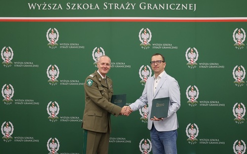  Dyrektorem Liceum Ogólnokształcącego w Tychowie Daniel Wach wraz z Rektorem-Komendantem Wyższej Szkoły Straży Granicznej gen. bryg SG dr. Piotrem Boćko