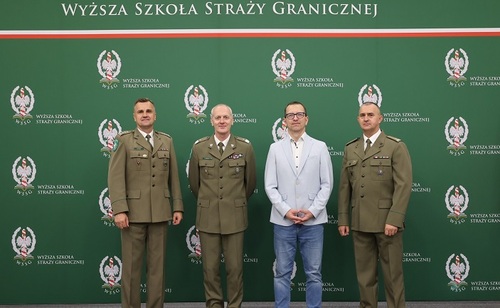  Dyrektorem Liceum Ogólnokształcącego w Tychowie Daniel Wach wraz z Rektorem-Komendantem Wyższej Szkoły Straży Granicznej gen. bryg SG dr. Piotrem Boćko i przedstawicielami Kadry Uczelni