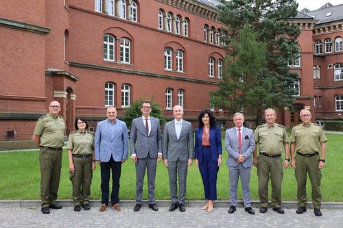  Kadra kierownicza Uczelni z przedstawicielami Polskiej Wytwórni Papierów Wartościowych