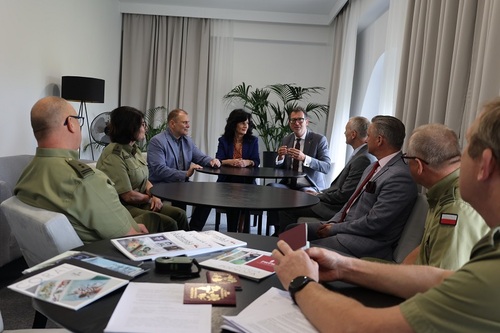  Kadra kierownicza Uczelni z przedstawicielami Polskiej Wytwórni Papierów Wartościowych podczas rozmów