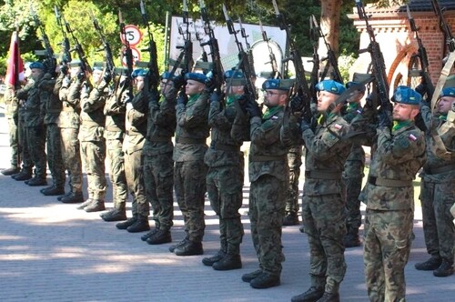  Prezentacja broni przez wojsko