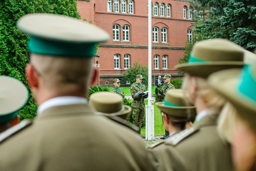 Poczet flagowy przed wciągnięciem flagi WSSG