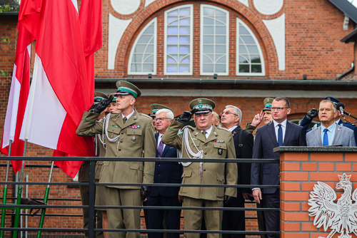 Trybuna honorowa podczas odśpiewania hymnu
