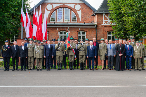 Sztandar COSSG w otoczeniu gości honorowych
