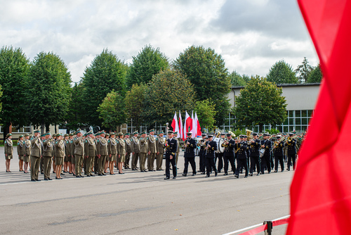 Defilada pododdziałów podczas uroczystości pożegnania sztandaru COSSG
