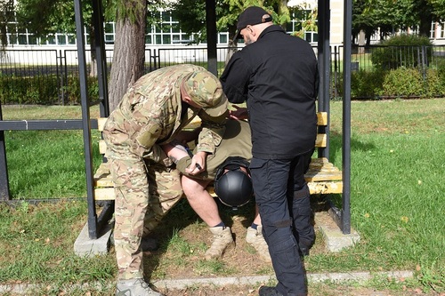 Wykładowca oraz kursanci podczas zajęć praktycznych Wykładowca oraz kursanci podczas zajęć praktycznych