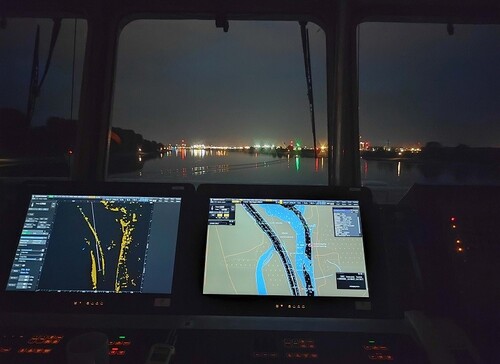 Widok wyposażenia statku szkolnego nocą Widok wyposażenia statku szkolnego nocą