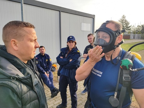 Funkcjonariusz SG założył maskę oddechową Funkcjonariusz SG założył maskę oddechową