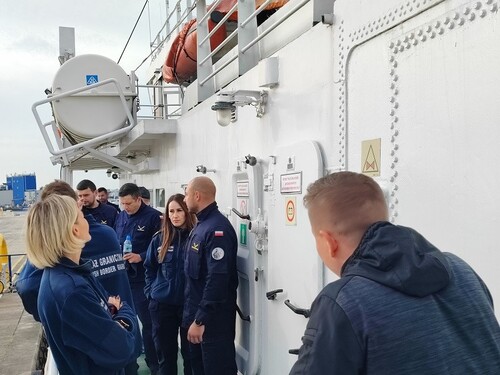 Funkcjonariusze SG na pokładzie jednostki pływającej Funkcjonariusze SG na pokładzie jednostki pływającej