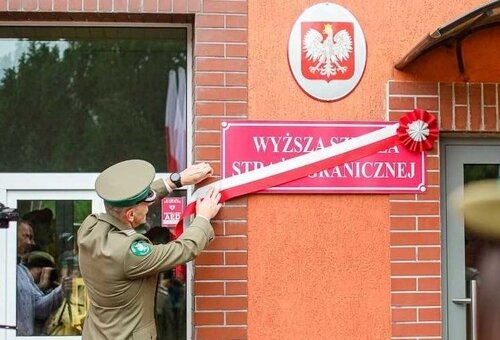 Rektor-Komendant odsłania tablicę Wyższej Szkoły Straży Granicznej