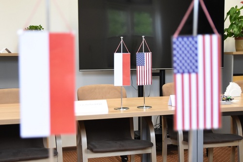 Flagi Polski i Stanów Zjednoczonych umieszczone na stołach podczas formalnego spotkania Flagi Polski i Stanów Zjednoczonych umieszczone na stołach podczas formalnego spotkania