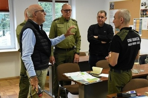 Uczestnicy spotkania podczas zapoznania się z urządzeniami w Uczelni Uczestnicy spotkania podczas zapoznania się z urządzeniami w Uczelni
