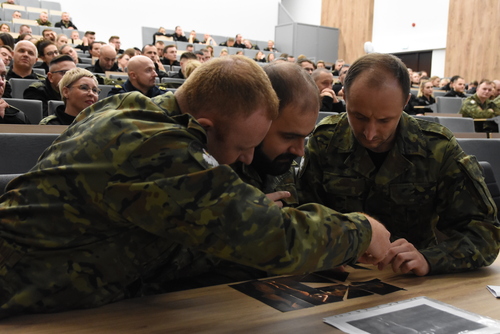 Słuchacze WSSG podczas wykonywania jednego z zadań