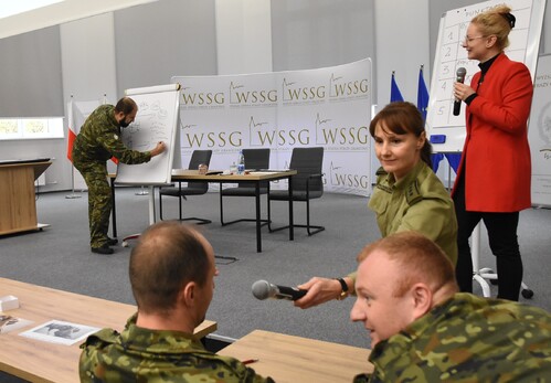 Wykładowcy wraz z słuchaczami w trakcie zadania
