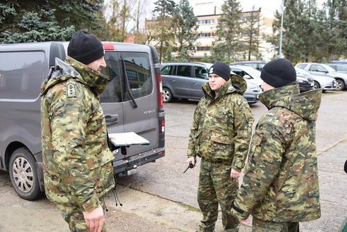 Wykładowca WSSG przeprowadza egzamin z części praktycznej Wykładowca WSSG przeprowadza egzamin z części praktycznej