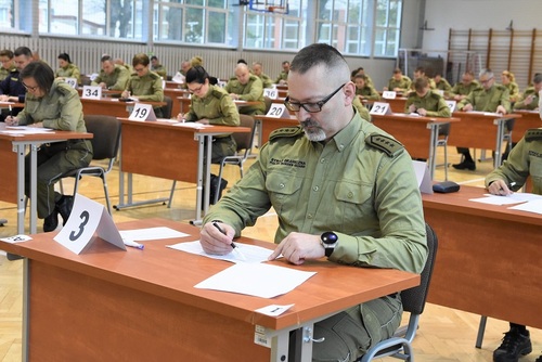 Funkcjonariusz SG podczas egzaminu pisemnego Funkcjonariusze SG podczas egzaminu pisemnego