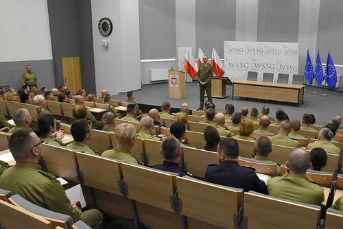 Prorektor – Zastępca Komendanta WSSG przemawia podczas oficjalnego zakończenia Prorektor – Zastępca Komendanta WSSG przemawia podczas oficjalnego zakończenia