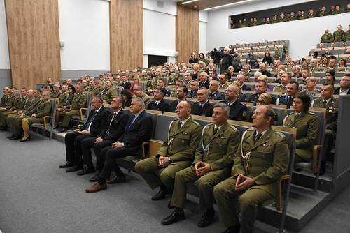 Goście oraz funkcjonariusze podczas uroczystości