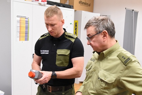 Wykładowca WSSG z uczestnikiem szkolenia podczas zajęć praktycznych Wykładowca WSSG z uczestniczką szkolenia podczas zajęć praktycznych