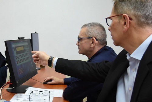Funkcjonariusz SG z wykładowcą omawiają ćwiczenie Funkcjonariusz SG z wykładowcą omawiają ćwiczenie