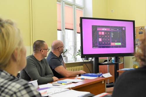 Uczestnicy kursu  podczas zajęć z wykorzystaniem tablicy interaktywnej Uczestnicy kursu  podczas zajęć z wykorzystaniem tablicy interaktywnej