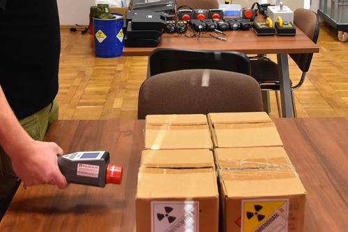 Funkcjonariusz SG podczas sprawdzania natężenia promieniotwórczego Funkcjonariusz SG podczas sprawdzania natężenia promieniotwórczego