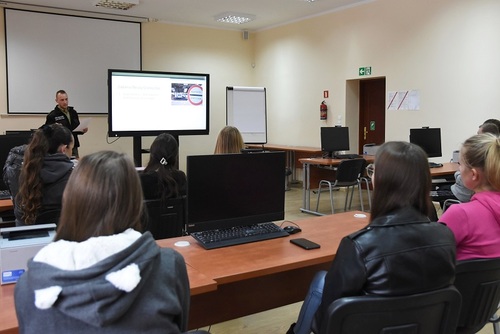 Funkcjonariusz WSSG podczas omawiania głównych zadań formacji Funkcjonariusz WSSG podczas omawiania głównych zadań formacji