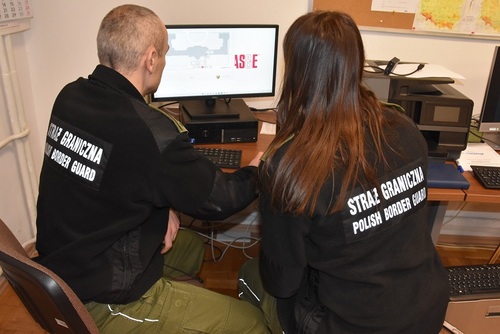 Wykładowca WSSG z uczestniczką szkolenia podczas zajęć Wykładowca WSSG z uczestniczką szkolenia podczas zajęć