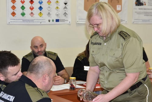 Wykładowczyni WSSG przedstawia różne rodzaje odpadów Wykładowczyni WSSG przedstawia różne rodzaje odpadów