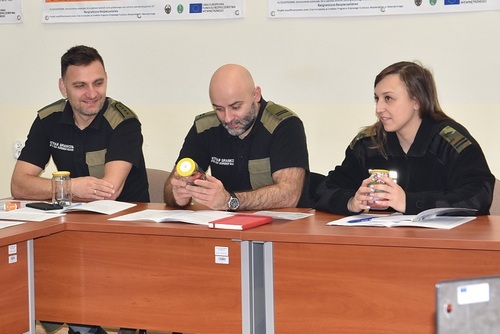 Uczestnicy szkolenia zapoznają się z różnymi rodzajami odpadów Uczestnicy szkolenia zapoznają się z różnymi rodzajami odpadów