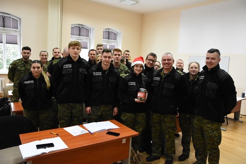 Funkcjonariusze WSSG podczas zbierania środków finansowych w ramach akcji charytatywnej