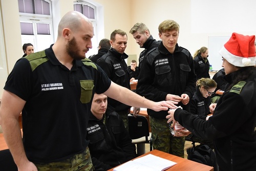 Funkcjonariusze WSSG podczas zbierania środków finansowych w ramach akcji charytatywnej