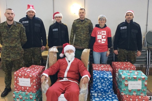 Funkcjonariusze oraz słuchacze WSSG podczas dostarczenia paczek