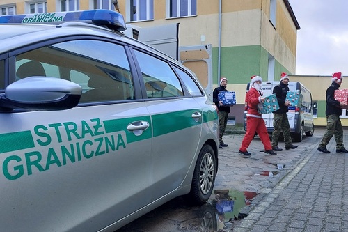 Funkcjonariusze oraz słuchacze WSSG podczas dostarczenia paczek