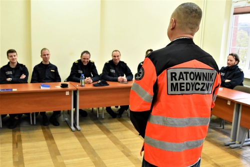 Medyk ratunkowy prowadzący szkolenie dla funkcjonariuszy SG Medyk ratunkowy prowadzący szkolenie dla funkcjonariuszy SG