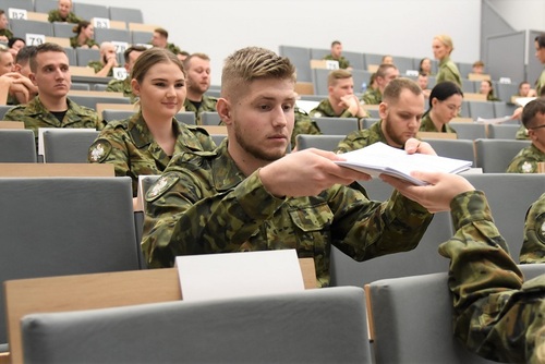 Słuchacz WSSG odbiera arkusze egzaminacyjne Słuchacz WSSG odbiera arkusze egzaminacyjne