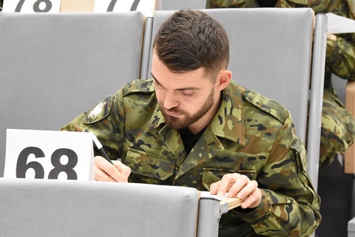 Funkcjonariusz SG podczas egzaminu pisemnego Funkcjonariusz SG podczas egzaminu pisemnego