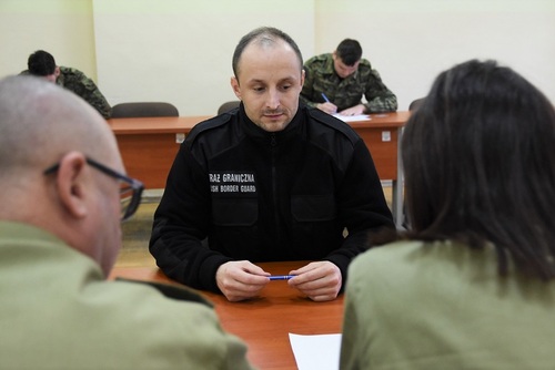 Funkcjonariusz SG podczas egzaminu praktycznego Funkcjonariusz SG podczas egzaminu praktycznego