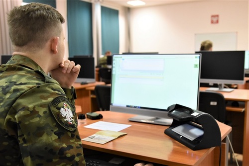 Funkcjonariusz SG podczas egzaminu praktycznego Funkcjonariusz SG podczas egzaminu praktycznego