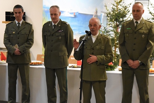 Kapelan ppłk SG Lucjan Dolny przemawia do funkcjonariuszy uczestniczących w spotkaniu Kapelan ppłk SG Lucjan Dolny przemawia do funkcjonariuszy uczestniczących w spotkaniu