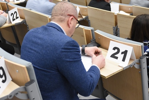 Uczestnik studiów podyplomowych podczas pisania egzaminu